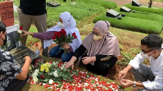 Melly Goeslaw dan sejumlah selebriti nyekar ke makam Rina Gunawan
