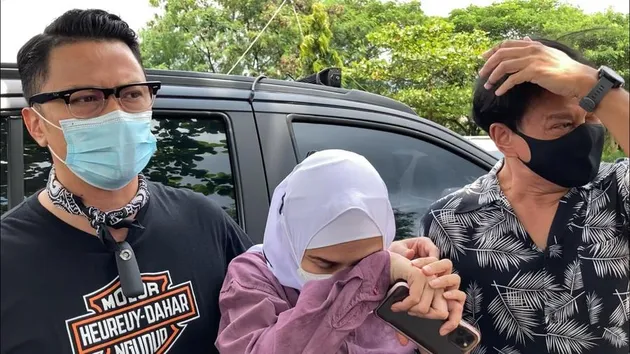 Melly Goeslaw dan sejumlah selebriti nyekar ke makam Rina Gunawan
