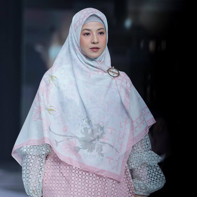 Floods of Praise, 8 Photos of Natasha Rizky Participating in a Fashion Show - Beautiful and Enchanting in Modest Clothing