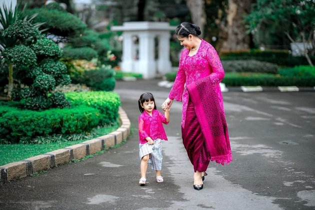 Flood of Praises, Photos of Kahiyang Ayu Wearing Traditional Dress While Carrying 2 Children - Beautiful and Enchanting
