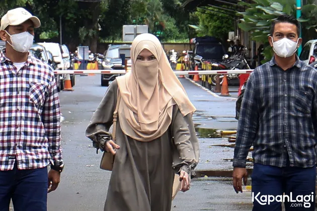 Wardatina Mawa berjalan ditemani kuasa hukum