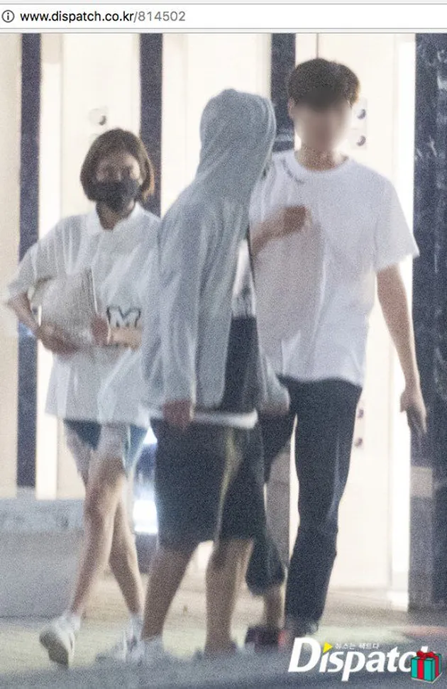 Setelah membantah pacaran, Dispath merilis foto-foto UEE dan Kangnam yang disebut-sebut baru selesai kencan pada Sabtu malam (8/7). Keduanya pun kompak memakai masker warna hitam.