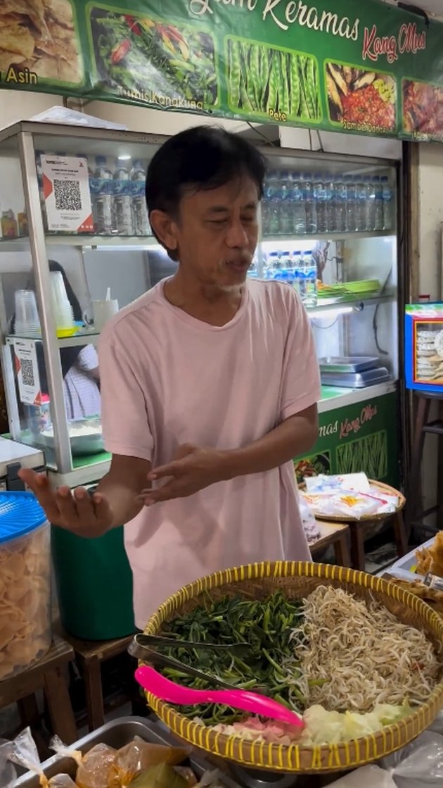Switching Gears, Here are 8 Photos of Epy Kusnandar Shamelessly Selling Food at a Canteen to Pay Off Debt