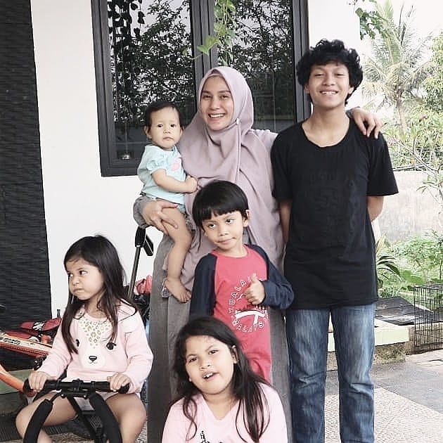 Many Children, Much Blessings: Indonesian Celebrities with More Than 5 Children - Making the House More Lively