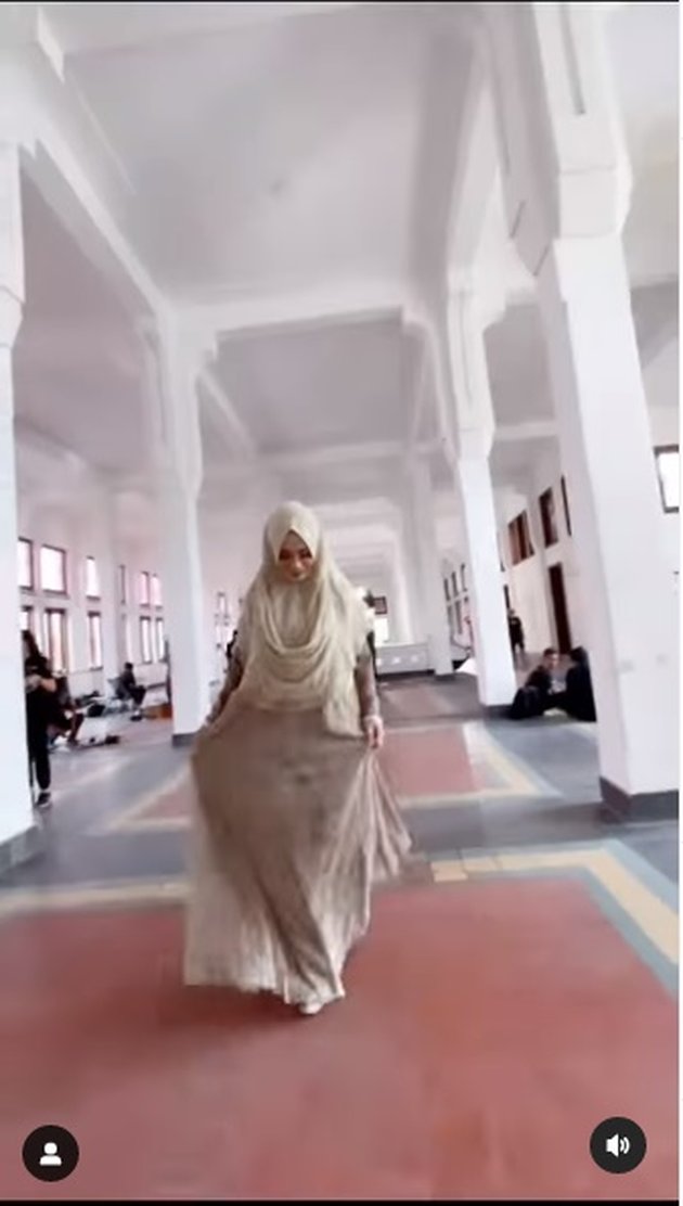 Ia pun berjalan di karpet merah dengan memperlihatkan penampilannya memakai hijab tersebut.