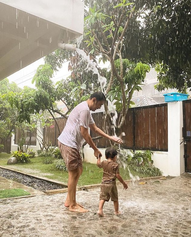 Father Millennial, 11 Portraits of Hanung Bramantyo Taking Care of the Youngest Bhaj Kama - Still Has Time to Teach Climbing Trees and Playing in the Rain