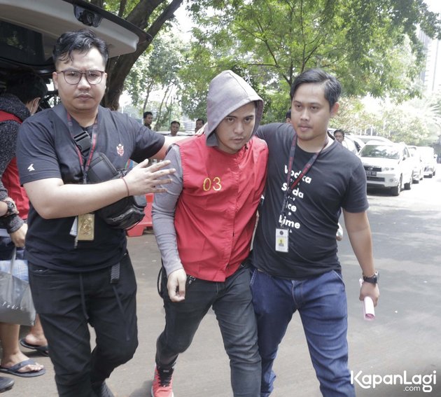 Galih Ginanjar kini telah mengenakan rompi tahanan Polda Metro Jaya. Suami siri Barbie Kumalasari ini ditahan atas kasus Ikan Asin yang membelenggunya.
