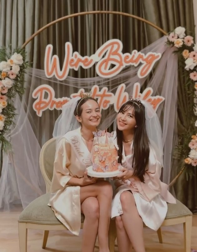 Together with Jessica Mila, the Revealed Bridal Shower Portrait of Enzy Storia - Netizen: Her Friends are Amazing and Not Jealous!
