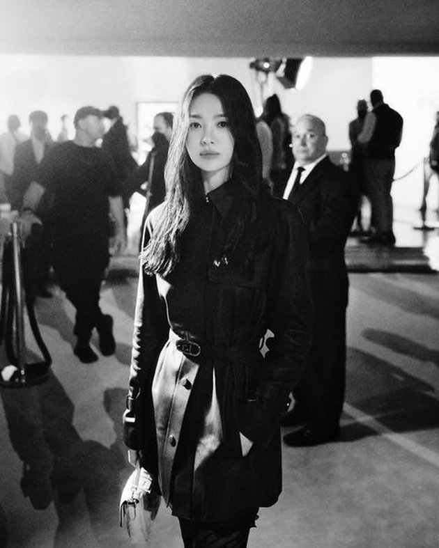 Lewat akun Instagram miliknya, Song Hye Kyo baru saja mengunggah foto-foto dirinya saat menghadiri fashion show FENDI di New York beberapa waktu lalu. Foto-foto kece tersebut merupakan jepretan dari fotografer Mok Jung Wook.