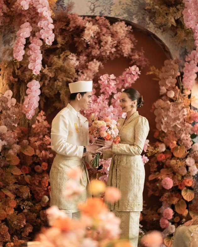 Newly Revealed, 8 Beautiful Photos of Enzy Storia in the Engagement Moment Held a Month Before the Wedding - Carrying the Malay Concept