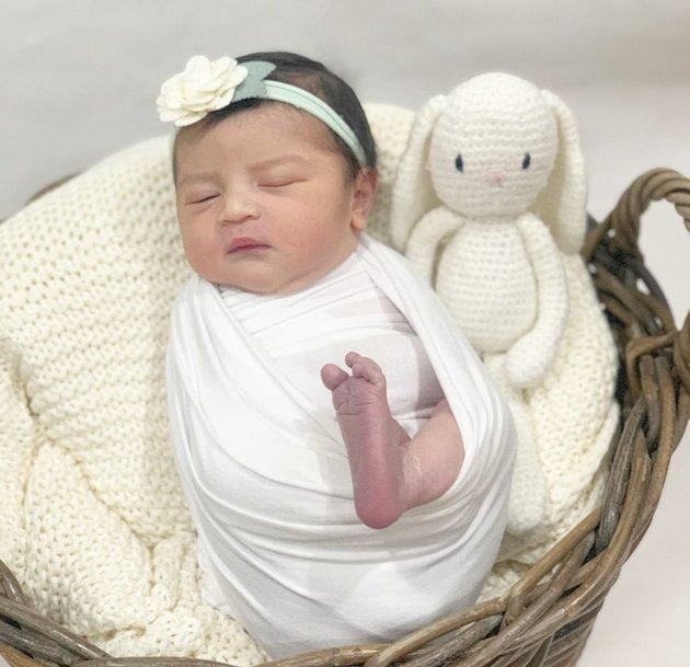 Just Born Already So Beautiful, Peek at 7 Portraits of Newborn Photoshoot Baby Guzel, the Child of Margin Wieheerm and Ali Syakieb - Adorably Aware of the Camera While Being Photographed