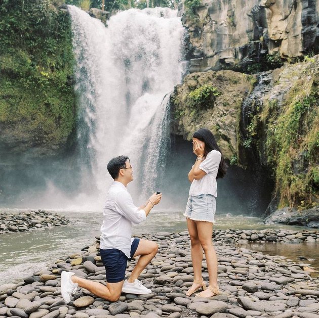Newly Revealed, Here are 7 Romantic Moments of Jesse Choi Proposing to Maudy Ayunda Under a Waterfall - Showing off the Diamond Ring
