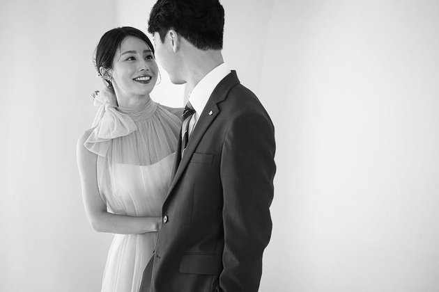 Just Announced Wedding Plans, 10 Pre-Wedding Photos of Kim Ah Ra, Star of 'CRASH LANDING ON YOU' - Handsome Groom's Attention-Grabbing Face