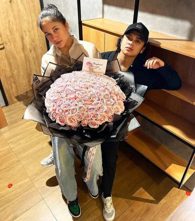 Bastian Steel Beri Buket Bunga di Ultah Sitha Marino