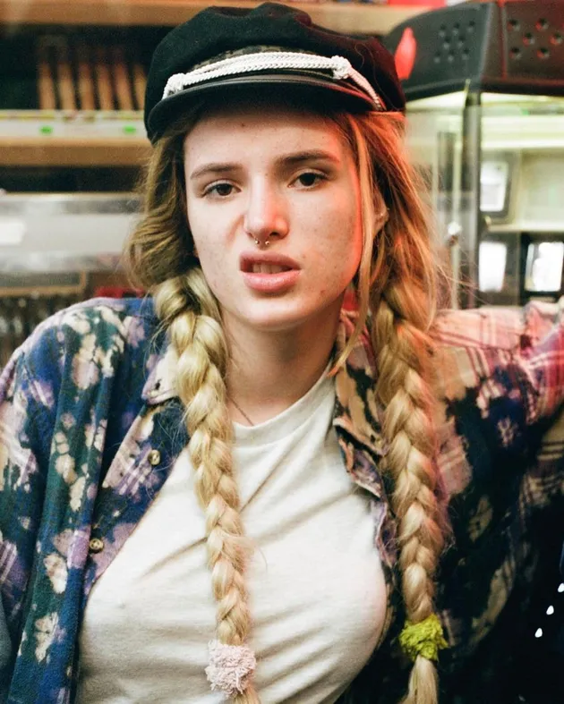 Bermula dari bintang cilik yang manis dan menggemaskan, kini Bella Thorne benar-benar tampil beda. Tak lagi sweet, Bella yang sekarang justru dikenal karena penampilannya yang seksi dan nakal. Ia bahkan kerap muncul dengan busana transparan yang memperlihatkan area intimnya. Yang lebih mengejutkan lagi, ternyata Bella juga terkenal jorok lho. Cuek soal penampilannya, Bella kerap muncul dengan rambut acak-acakan dan tak terawat. Soal gayanya berbusana, well nggak perlu ditanya lagi. Bahkan tak sedikit orang yang mengira jika ia tak pernah ganti pakaian dalam. Ew!