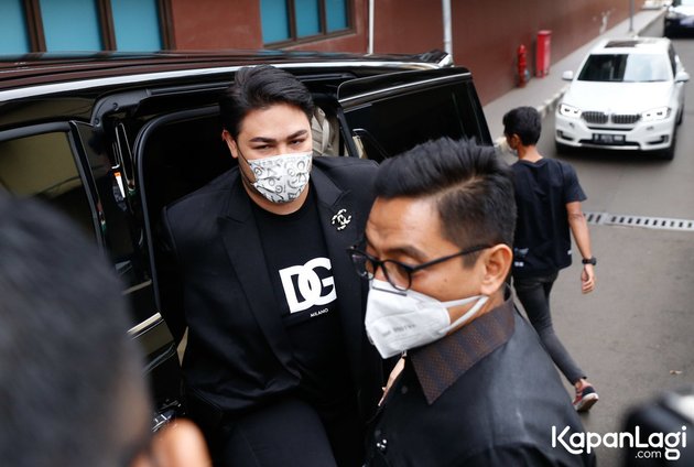8 Portraits of Ivan Gunawan Fulfilling Police Summons Regarding the Case of Bogus Investment in DNA Trading Robots, Elegantly Wearing Black Gucci Suit