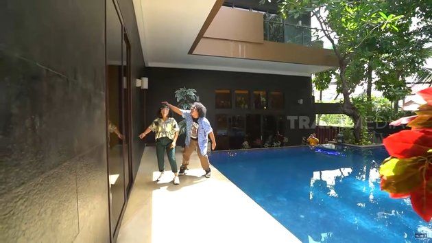 Pay Electricity Up to IDR 100 Million, Portrait of Jennifer Jill's 'Sultan Ancol' Luxury House - Bulletproof Glass Room