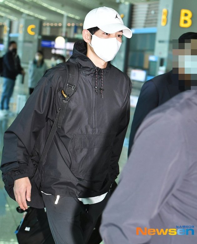 A Few Hours After Arriving from the US, Here's a Portrait of Song Joong Ki at Incheon Airport Before Flying to Indonesia