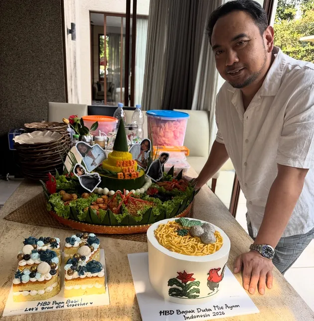 Bebi Romeo di depan kue ultah