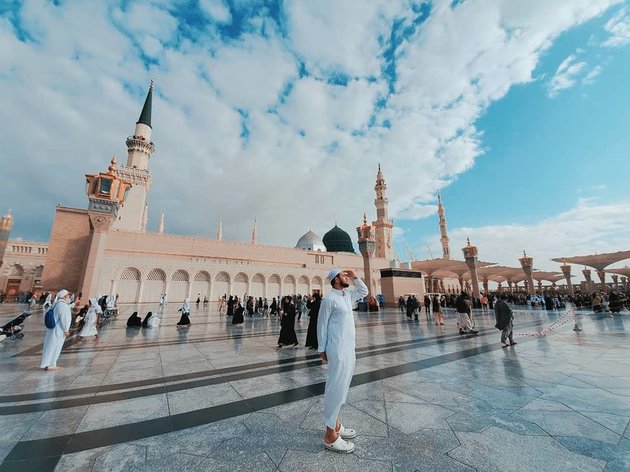 Different from Most Celebrities who Vacation Abroad While Enjoying Winter, Irish Bella and Ammar Zoni Choose Umrah at the End of the Year