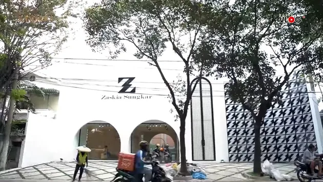 Before After Potret Rumah Lawas Zaskia Sungkar dan Irwansyah yang Dulu Reot Kini Jadi Butik Megah