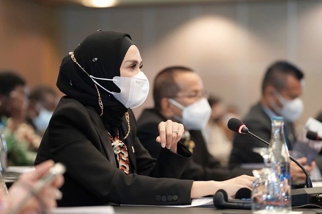Here are 10 Photos of Mulan Jameela's Style While Working at the Indonesian House of Representatives, Flooded with Support from Mothers After Criticizing Government Policies
