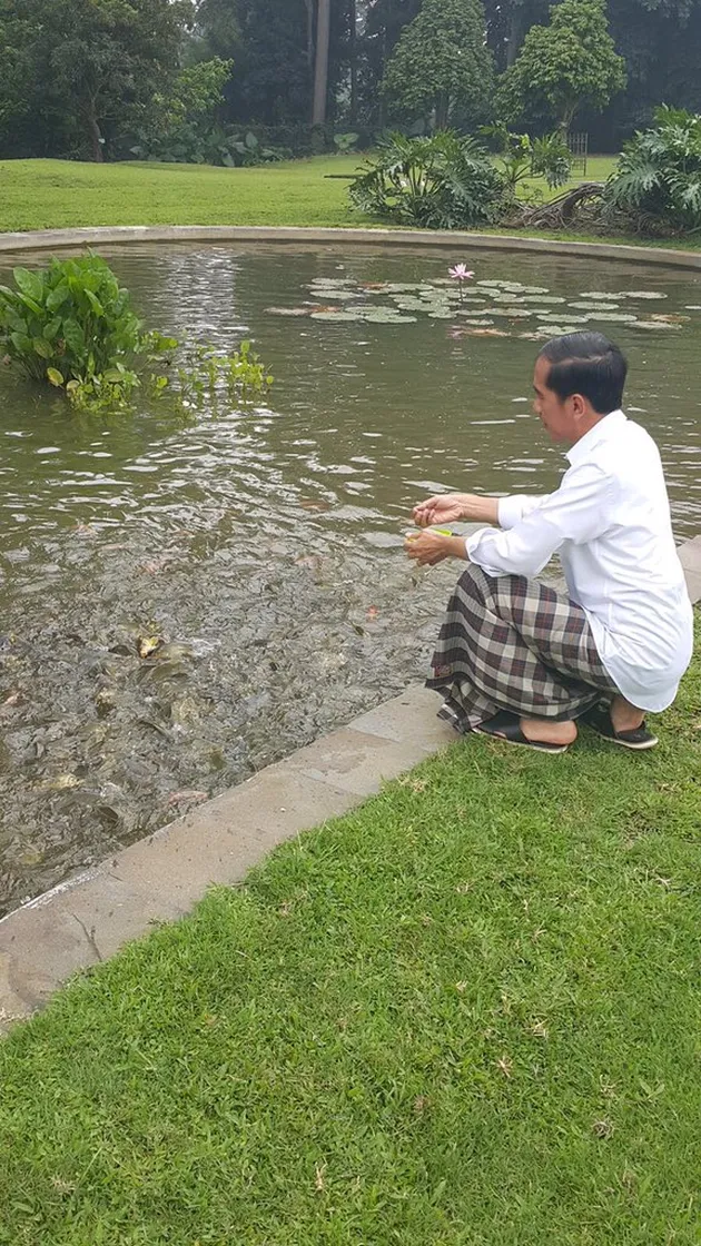 Jokowi Pakai Sarung