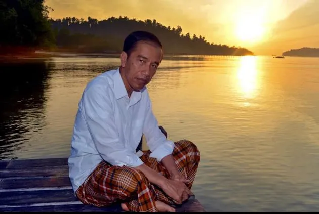 Jokowi Pakai Sarung