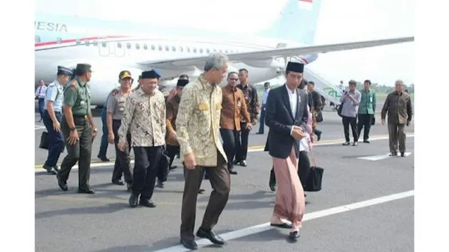 Jokowi Pakai Sarung