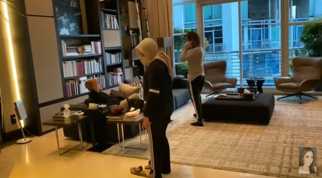 Tahun 2020 lalu ada momen ketika Maia dan ketiga anaknya berbuka puasa di apartement Irwan Mussry yang nampak mewah dengan karpet, sofa, dan rak buku yang rapih.