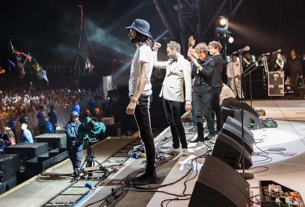 serunya panggung Glastonbury