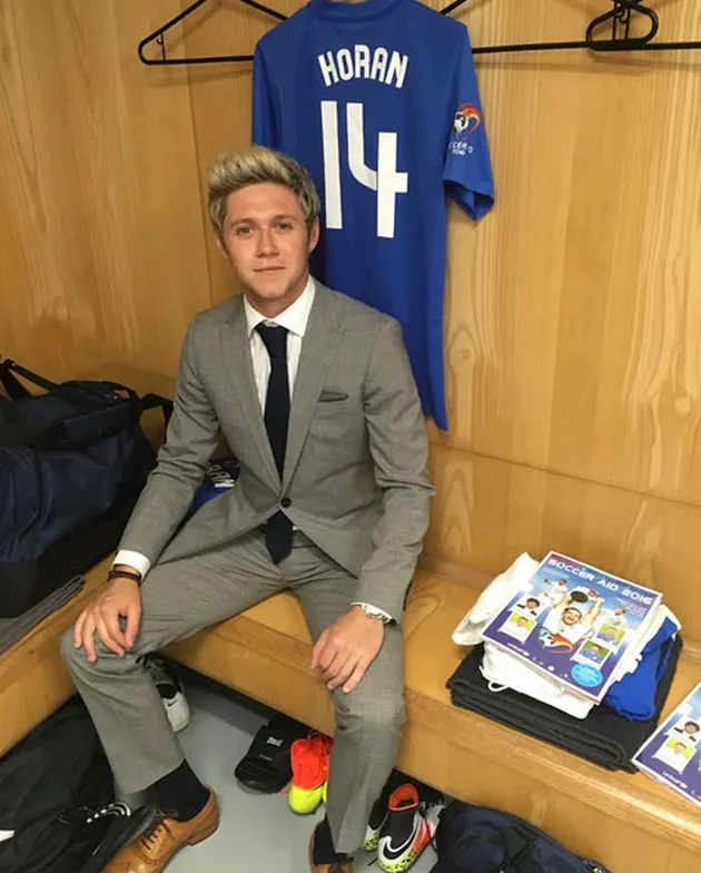 Niall Horan juga sempat main bola dalam sebuah laga charity untuk UNICEF. Ia bermain satu tim dengan Louis Tomlinson.