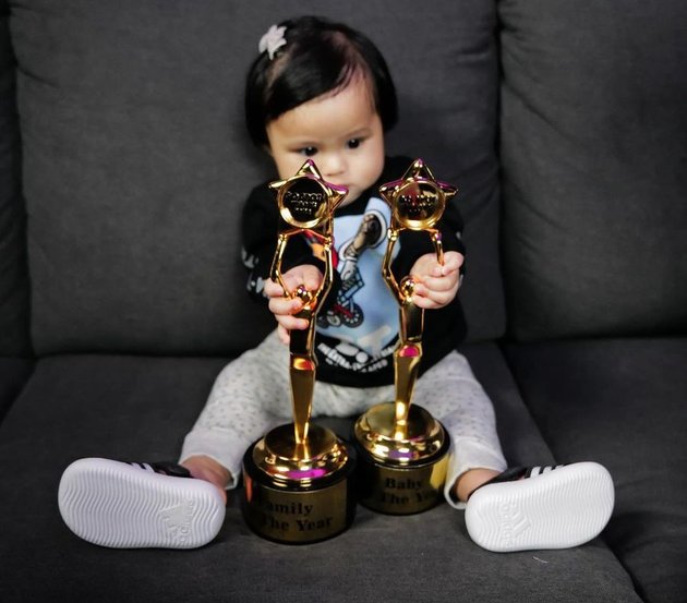 Not Even 1 Year Old, Here's Ameena's Portrait Winning Baby Of The Year Award - Holding Two Trophies Directly