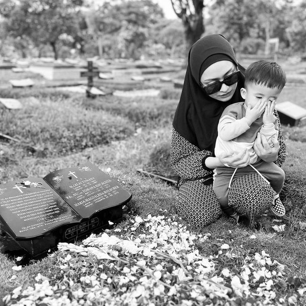 Not Yet Fasting Ramadan, 9 Celebrity Children's Photos Introduced to Ngabuburit and Tarawih Prayers - Making You Sleepy When Waking Up for Sahur