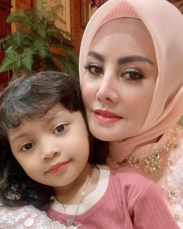 Not Married Again & Has No Children, Cici Paramida Posts a Photo with a Beautiful Little Daughter - Siti Rahmawati: Her Daughter