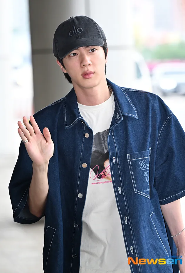 Jin BTS di Bandara