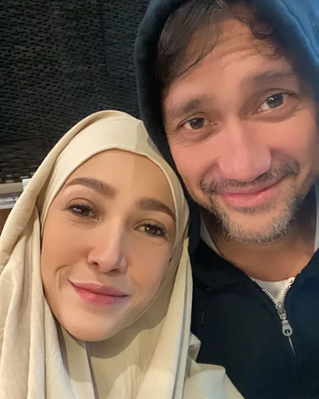 Mieke Amalia berangkat umrah