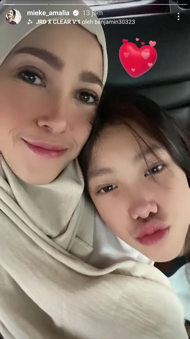 Mieke Amalia berangkat umrah