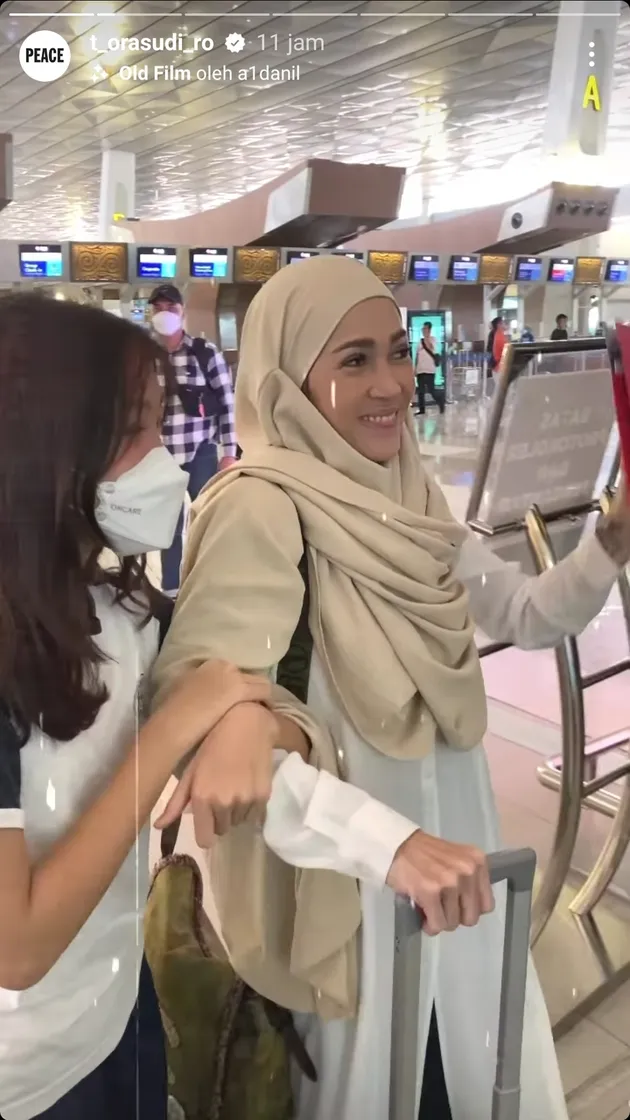 Mieke Amalia berangkat umrah