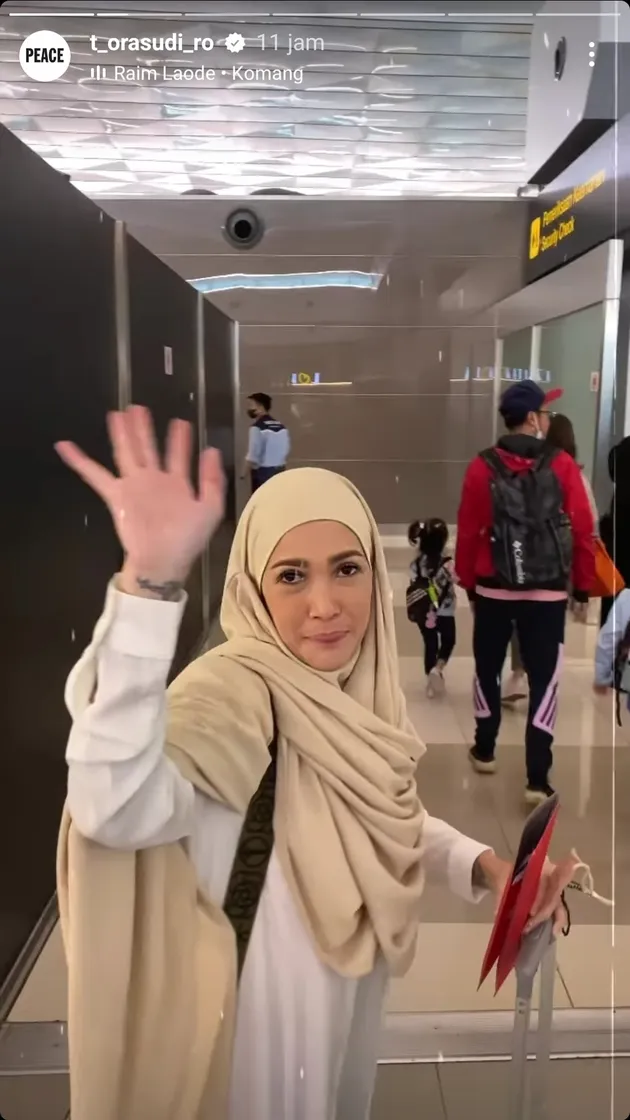 Mieke Amalia berangkat umrah