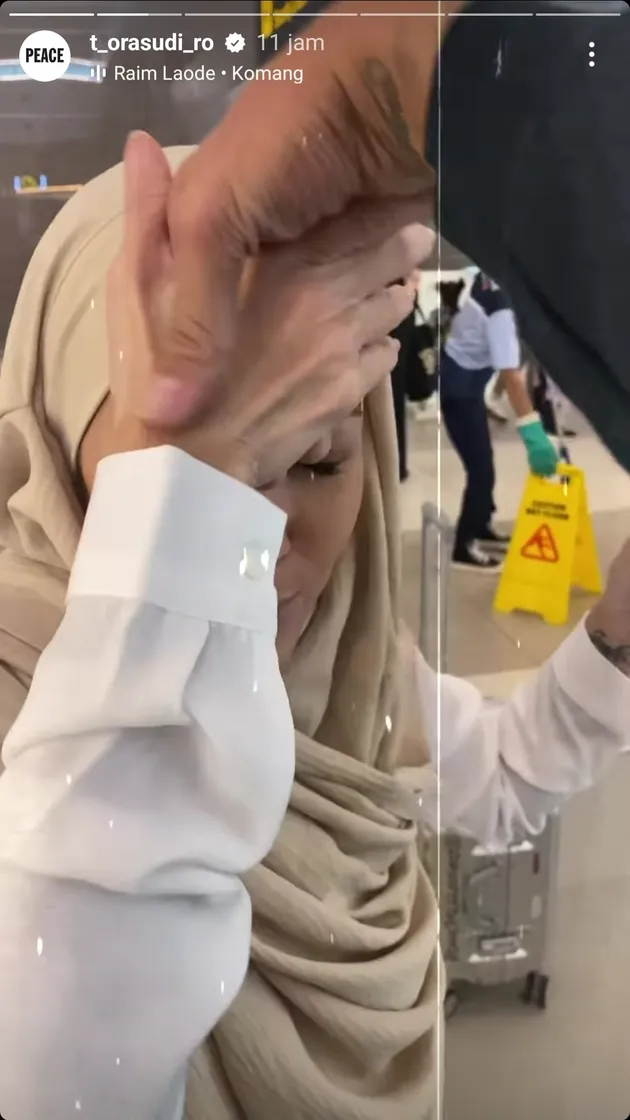 Mieke Amalia berangkat umrah