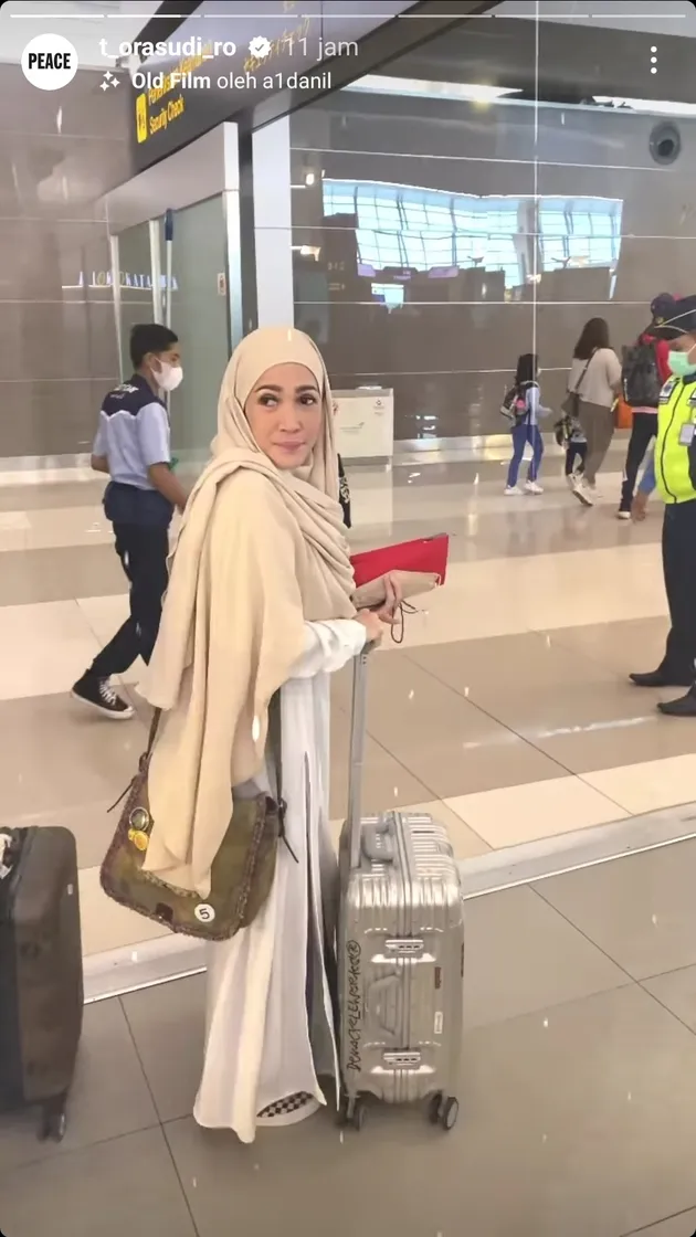 Mieke Amalia berangkat umrah