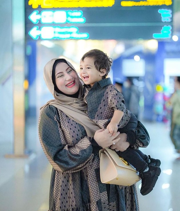 Departing for Umrah, Tasyi Athasyia Wears Matching Outfits with Husband and Children - The Face of Youngest Son Ali is Finally Revealed!