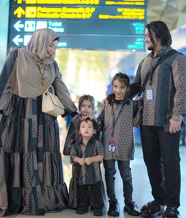 Departing for Umrah, Tasyi Athasyia Wears Matching Outfits with Husband and Children - The Face of Youngest Son Ali is Finally Revealed!