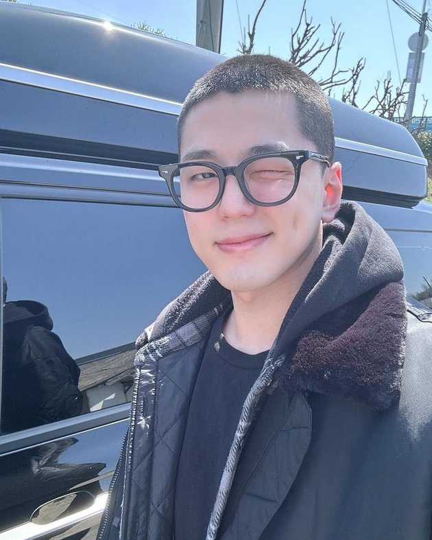 Departing for Mandatory Military Service Today, Kim Min Kyu Shares Handsome Selfie with Bald Head