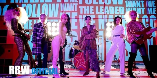 MAMAMOO berhasil tarik perhatian penggemar lokal maupun Internasional sejak rilis single HIP. Karena dinilai ada beberapa sosok waria pada MV itu, dan ada scene di mana Solar menjadi rockstar.