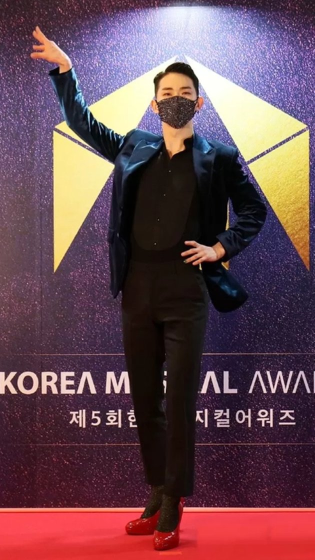 Dare to be Different, Peek at 7 Photos of Jo Kwon Wearing High Heels at the Korea Musical Awards