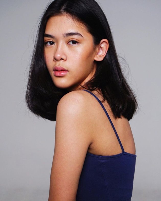 Growing up as a teenager, here are 15 portraits of Kayra Miendra, Mieke Amalia's daughter who is now a model - Beautiful with Body Goals and her appearance steals attention