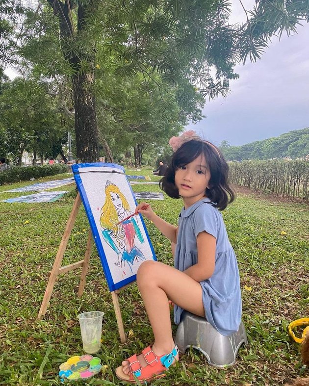 Growing Up, Here's a Portrait of Salma, Rio Dewanto and Atiqah's Daughter, Who is Getting Smarter and Stylish in Front of the Camera - So Cute with Bangs