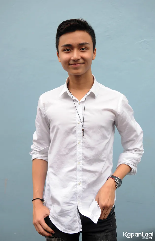 Siapa yang tak terpesona melihat Leon dozan? Putra Willy Dozan dan Betharia Sonata ini kini sudah mulai beranjak dewasa dan pasitnya makin ganteng.